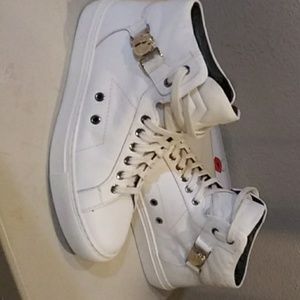 Tennis shoes